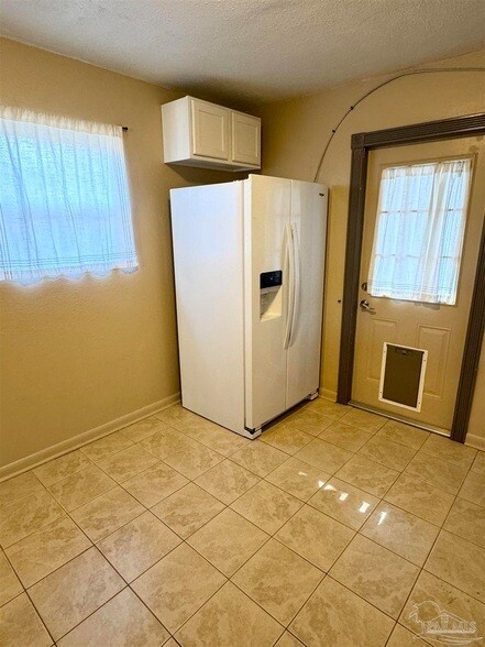 Building Photo - 1010 Hawthorn Dr