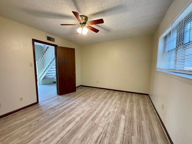 Building Photo - 1411 Hi Cir N