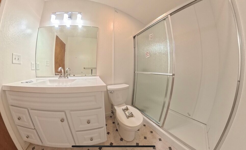 Hallway Bathroom - 4828 Cowell Blvd