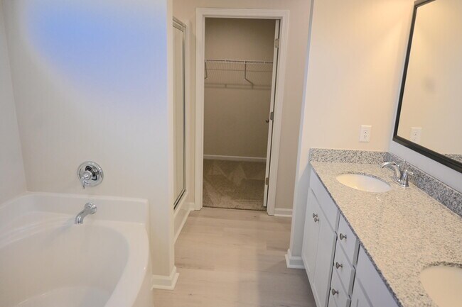 Building Photo - 692 Manitou Cir