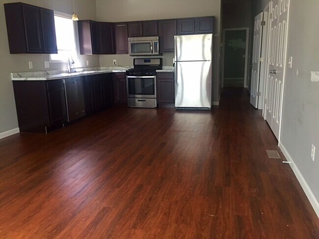 Building Photo - Recently Remodeled and Efficient 3 Bedroom...