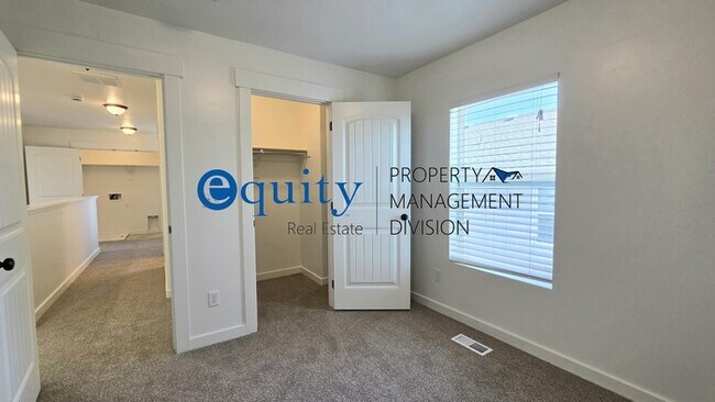 Building Photo - Newly Remodeled!