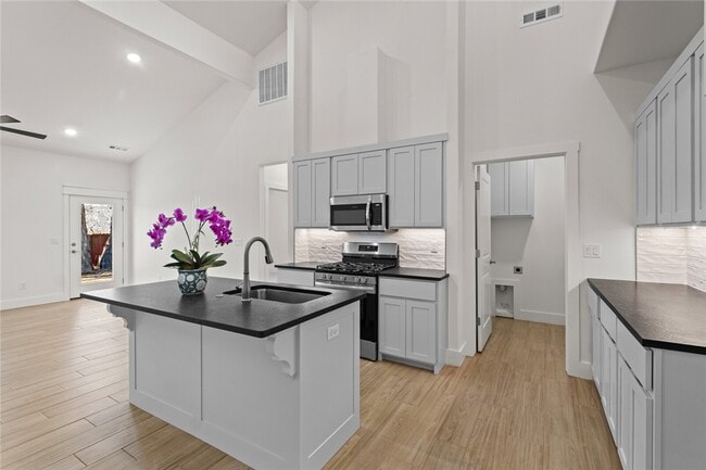 Building Photo - 712 Sun Meadows Loop