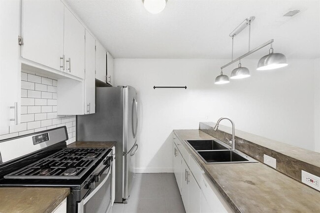 Building Photo - 3408 Dolphin Dr