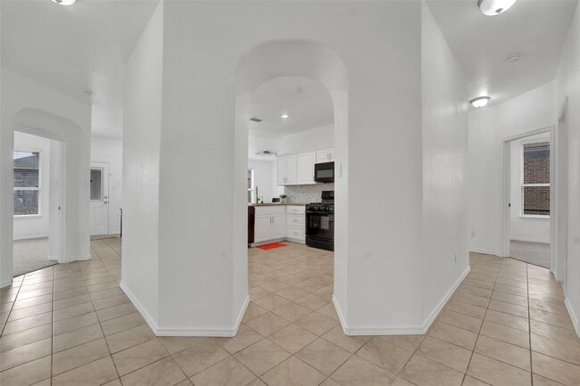 Building Photo - MOVE-IN SPECIAL! Enjoy $500 OFF your first full month’s rent when you move in on or before August...