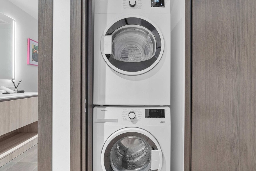 Building Photo - 398 NE 5th St