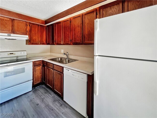 Building Photo - 5241 Cedarbend Dr