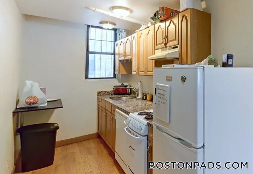 Building Photo - 204 Hemenway St