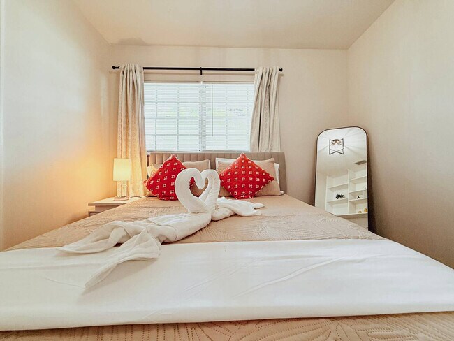 Building Photo - 904 15th St NE