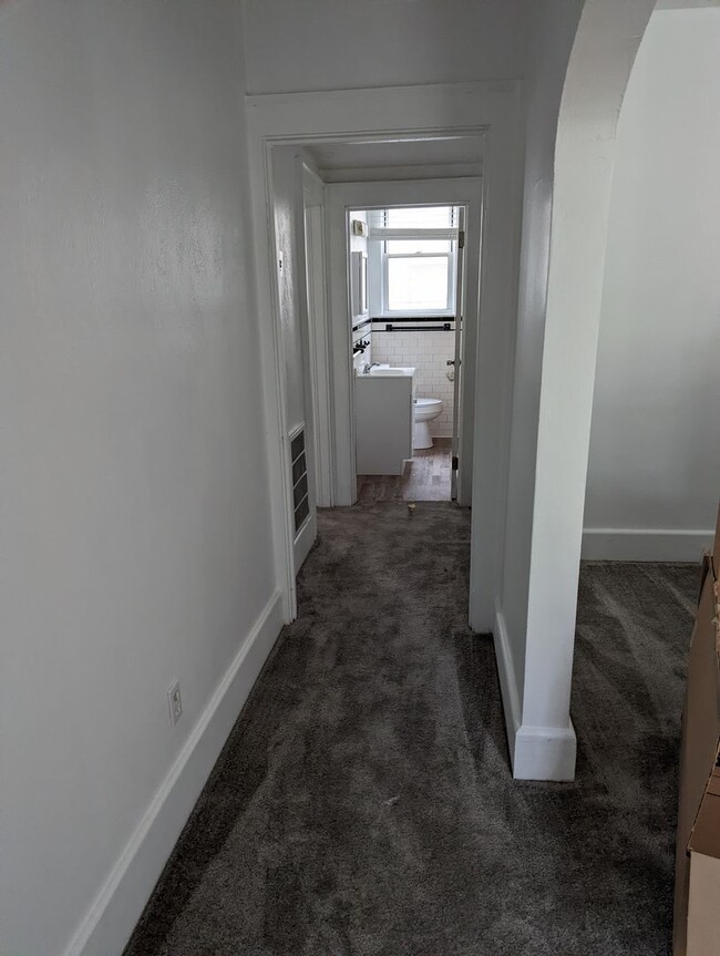 Building Photo - MOVE IN READY Apartment in the Heart of No...