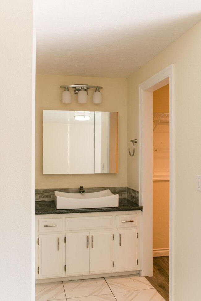 Building Photo - 4 bedroom 3 bath house for rent- Great location in Milwaukie, OR!