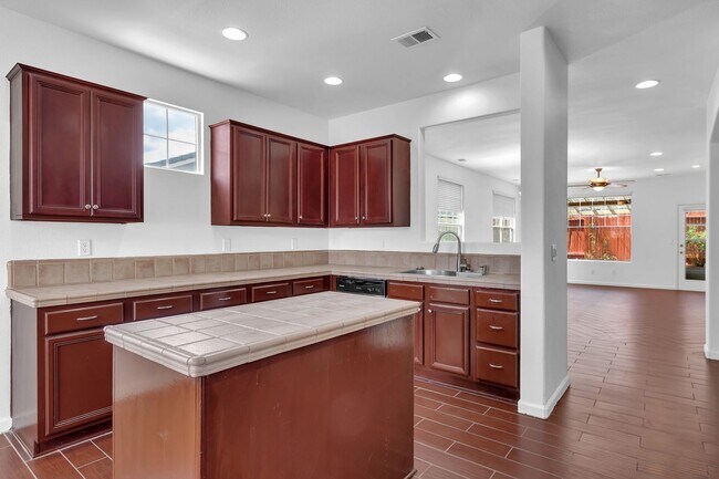 Building Photo - Inviting 3-Bed, 2-Bath Home in Gated Commu...