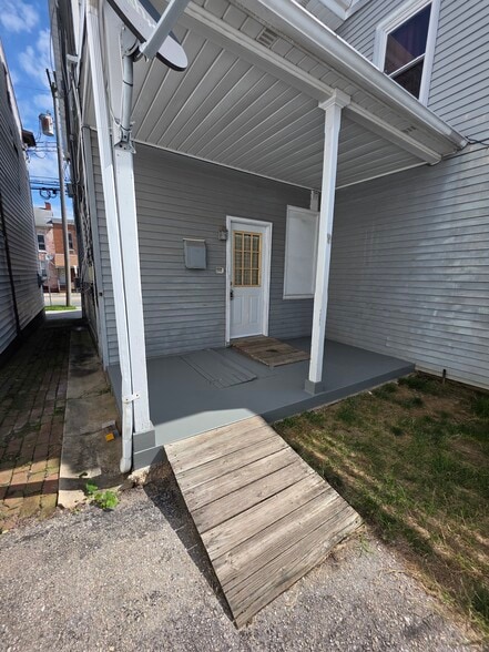 Building Photo - 207 York St
