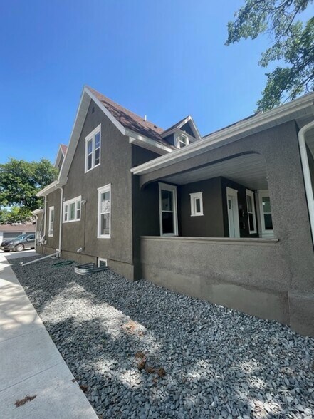 Building Photo - 1105 5th Ave S