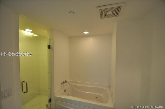 Building Photo - 500 Brickell Ave