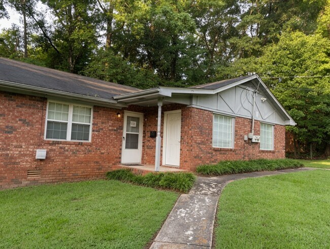 Building Photo - 1123 White Oak Dr