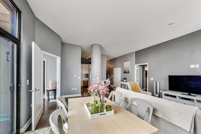 Building Photo - 2BD/2BTH PENTHOUSE  WITH PRIVATE TERRACE I...
