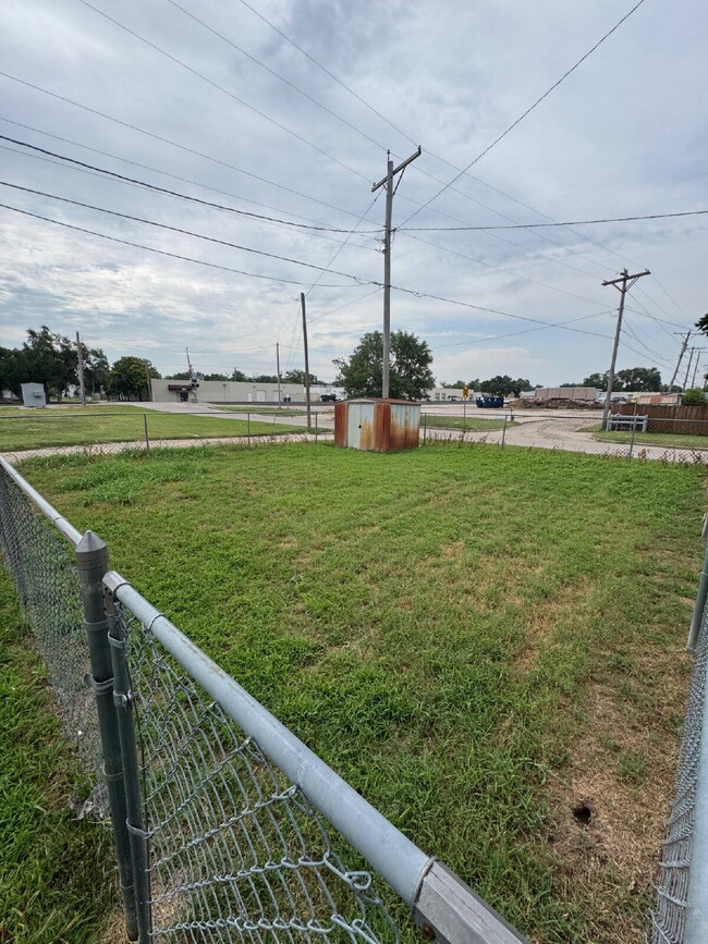Building Photo - "Charming  2 Bedroom Duplex Retreat in Wic...