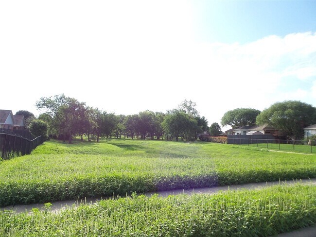 Building Photo - 1121 Beaverwood Ln