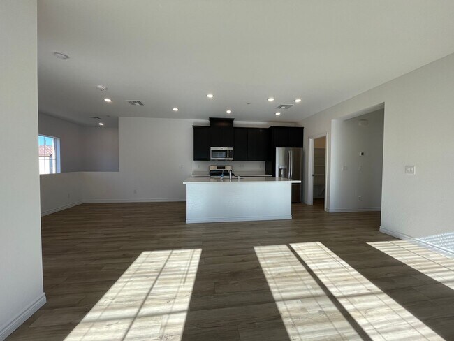 Building Photo - GATED 2 BED 2.5 BATH 2 CAR GARAGE 2 FLOOR TOWNHOUSE IN HENDERSON