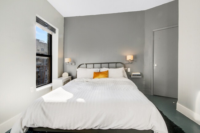 Building Photo - 520 W 50th St