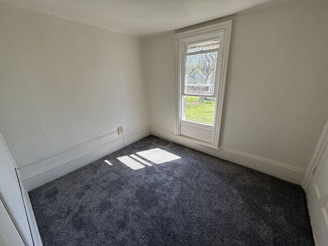 Building Photo - Freshly Renovated 1-Bedroom-Convenient Loc...