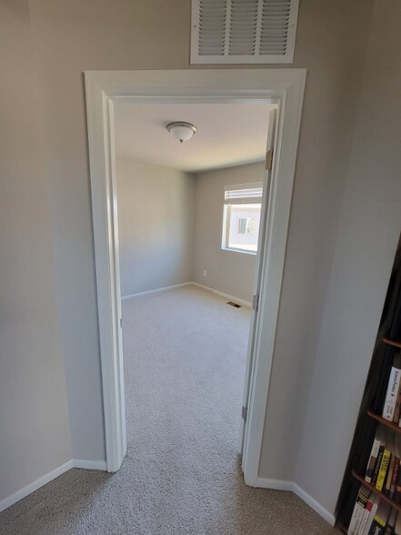 Building Photo - 7046 Silvergrass Dr