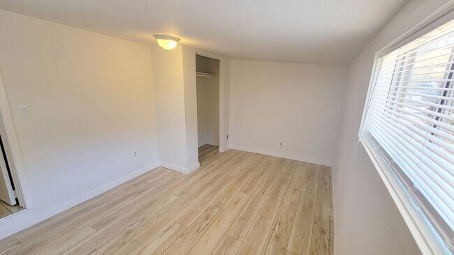 Building Photo - 2 bedroom/1 bath house with beautiful nort...