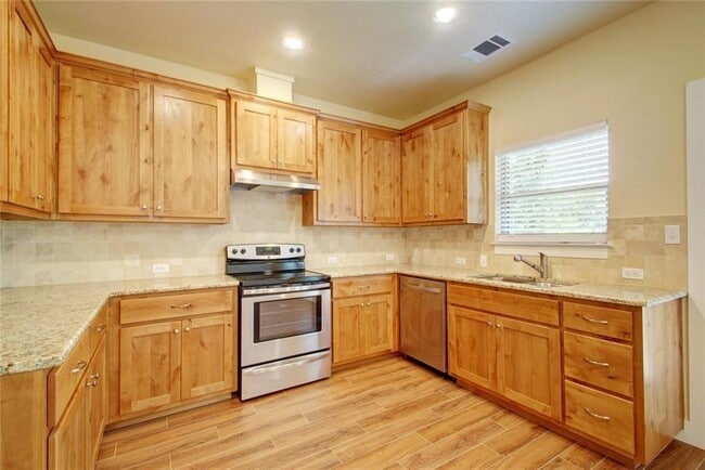 Building Photo - 602 Colt St