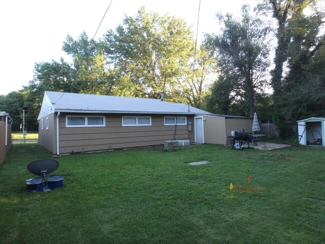 Building Photo - 1548 SW Shunga Dr