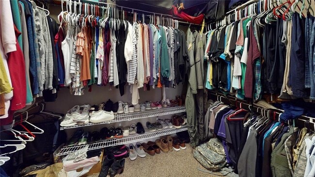 Building Photo - 150 Village Ct