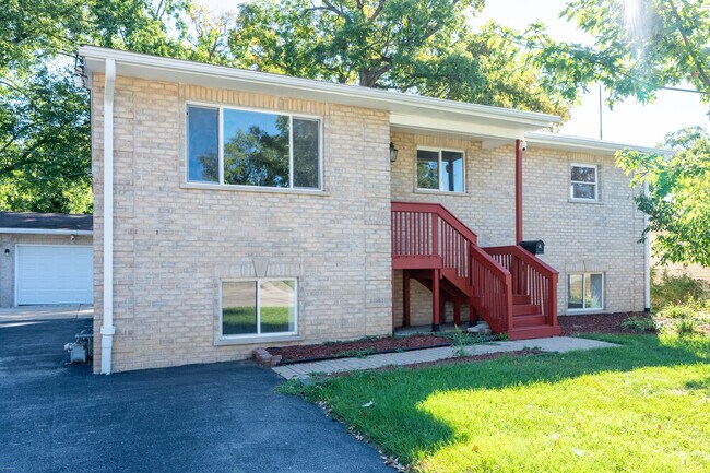Primary Photo - 7 Cardinal Ln