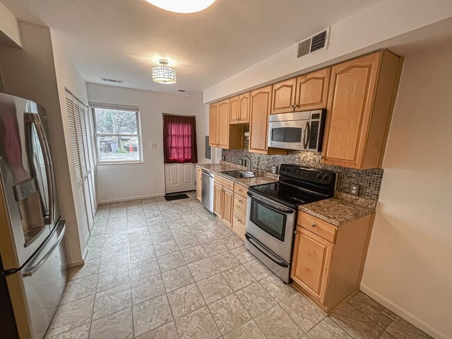 Building Photo - Beautiful 2 Bedroom 1 Bath Townhouse in Fa...