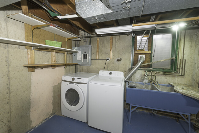 Building Photo - 623 Maple Ct