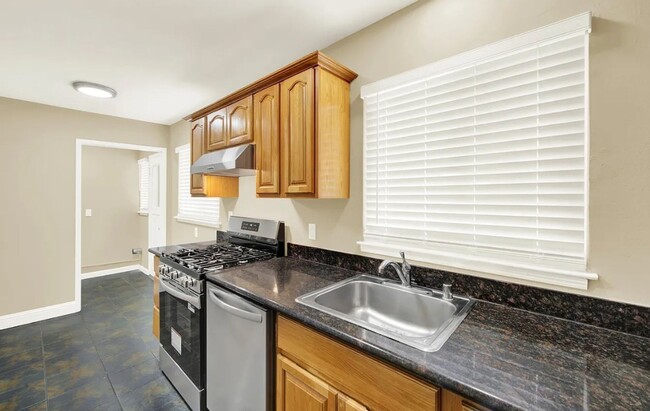 Building Photo - Single Family Home Available Now!!