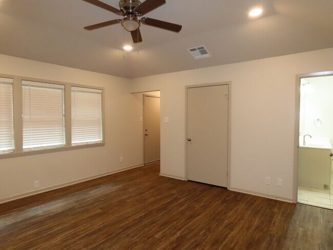 Building Photo - Updated 5 bedroom, 3 bathroom home in Tyle...