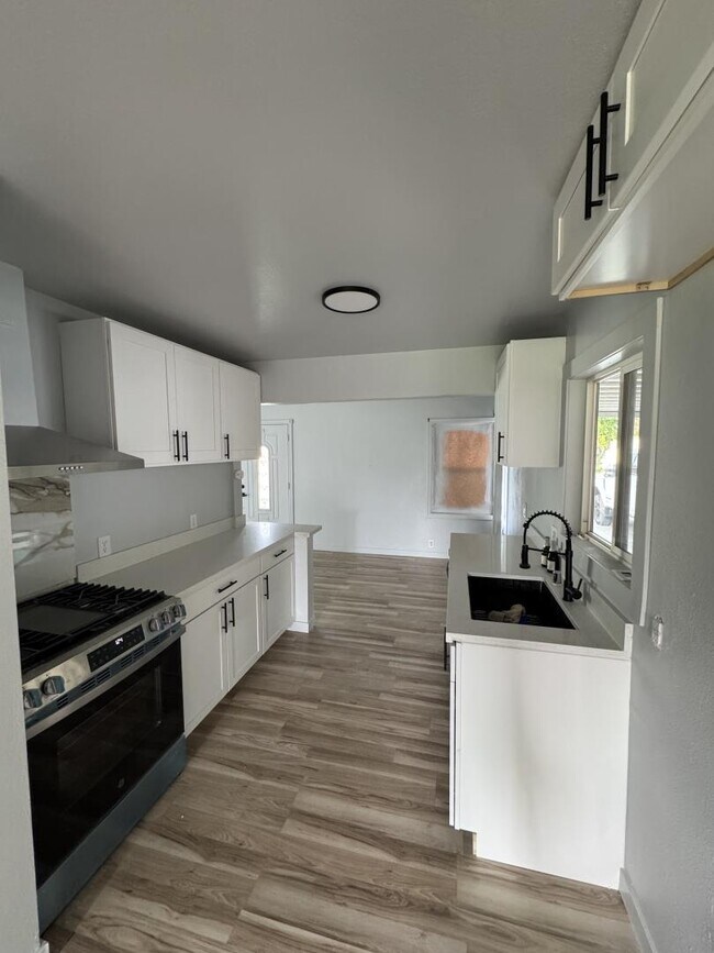 Building Photo - 1854 De Ovan Ave