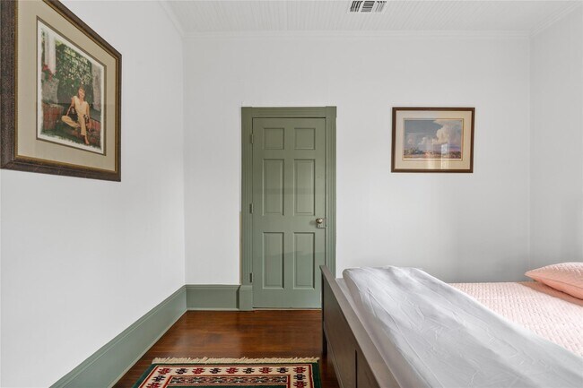 Building Photo - 806 E Main St