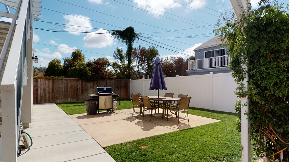 Backyard BBQ Common Area - 5647 Gaines St