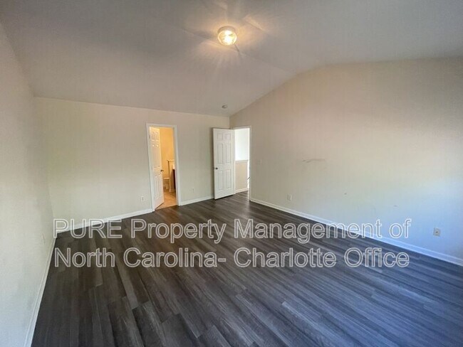 Building Photo - 705 Weeping Willow Dr