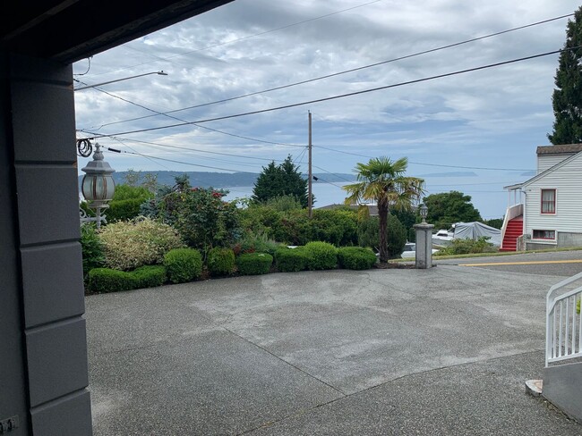 Building Photo - 4 Bedroom/3 Bath Mukilteo Duplex with View...