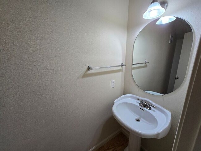 Building Photo - Updated 3-Bedroom Townhome in Dayton