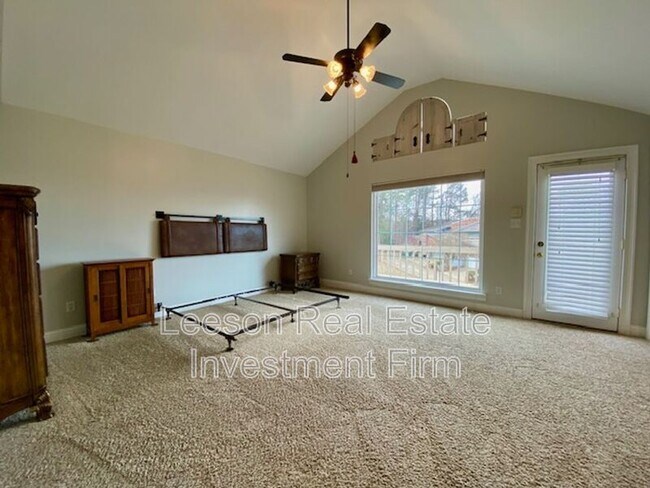 Building Photo - 5706 Wood Ridge Dr