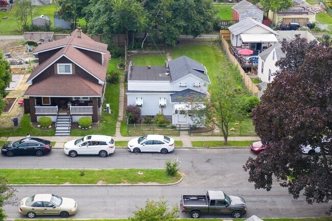 Building Photo - 874 6th Ave