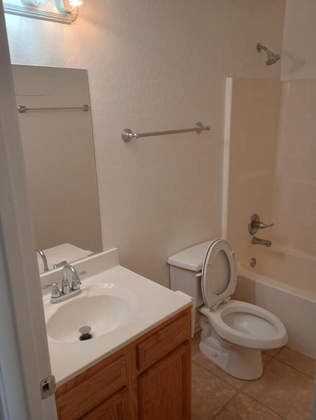 Building Photo - N Montezuma Dr