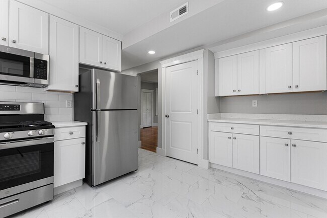 Building Photo - 64 Bakersfield St