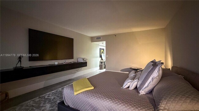 Building Photo - 2000 Island Blvd