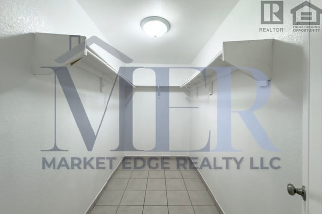 Building Photo - 1023