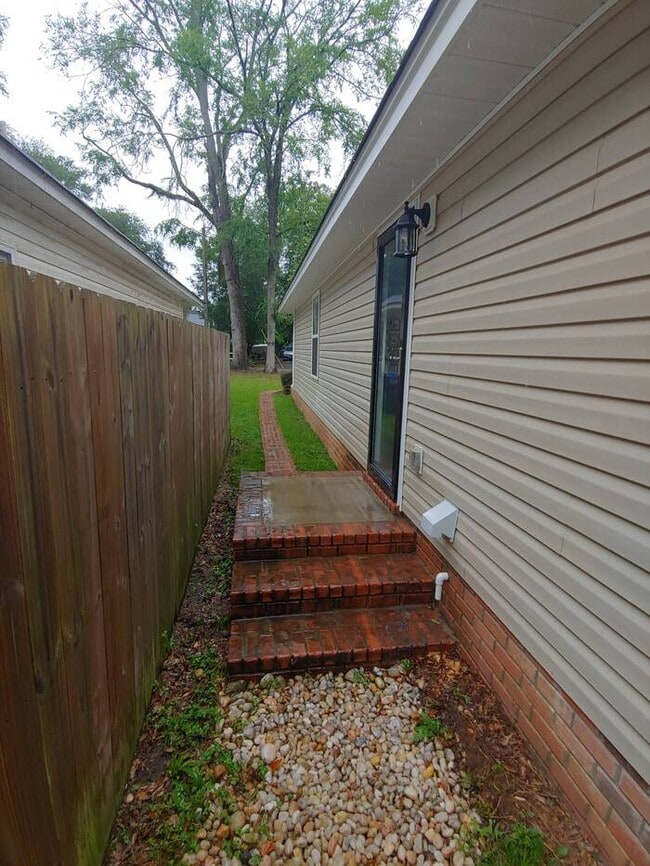 Building Photo - College students welcome