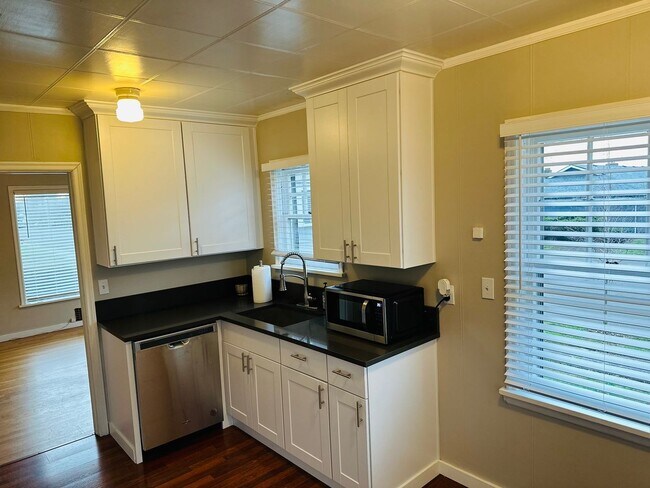 Building Photo - Charming Downtown Vancouver Bungalow